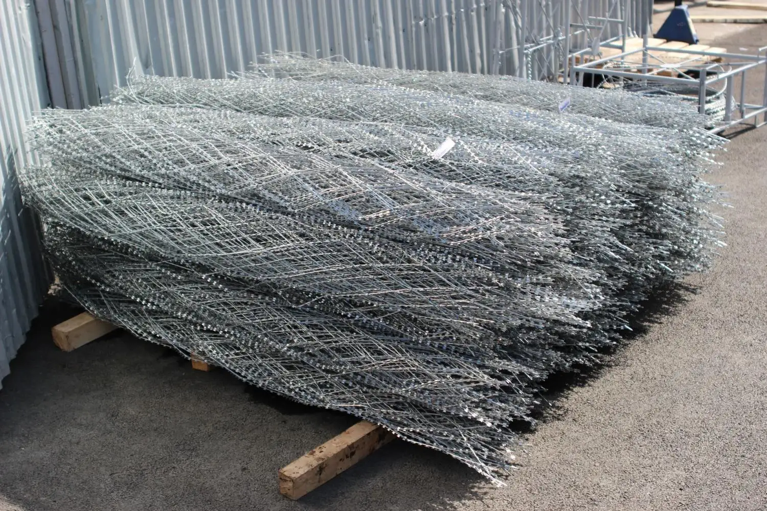 Плоское колючее ленточное заграждение