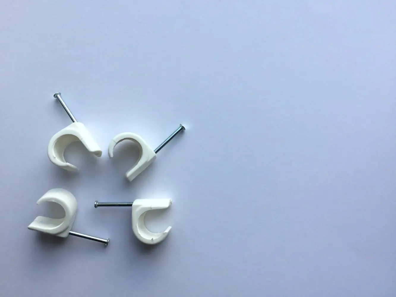 Крепежные скобы с гвоздем